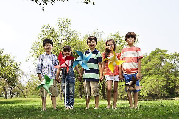 포토 JPG 주간 전신 외국인 나무 해외기획촬영 공원 여자 남자 행복 여유 어린이 캠페인 자연 놀이 2014년태국 서기 미소 사람 소녀 소년 잔디 여러명 야외 앞모습 10대 친구 보호 바람개비 즐거움 십대만 국내포토 자연요소 식물 공공시설 감정 뷰포인트 다수 컨셉 관계 모션 청소년 표정 인종 생태계 파일형식