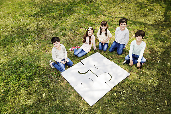 포토 JPG 주간 전신 외국인 해외기획촬영 공원 여자 남자 행복 여유 어린이 조각 자연 프레임 2014년태국 미소 사람 앉기 소녀 소년 잔디 여러명 야외 앞모습 10대 친구 하이앵글 퍼즐 보호 즐거움 퍼즐조각 십대만 국내포토 자연요소 식물 공공시설 감정 뷰포인트 다수 컨셉 관계 모션 청소년 표정 인종 생태계 파일형식