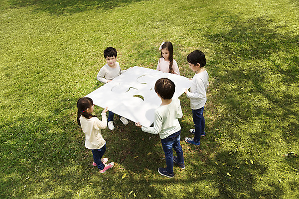 포토 JPG 주간 전신 외국인 해외기획촬영 공원 여자 남자 행복 여유 어린이 조각 자연 놀이 프레임 2014년태국 서기 들기 사람 소녀 소년 잔디 여러명 야외 앞모습 뒷모습 10대 친구 하이앵글 퍼즐 보호 즐거움 퍼즐조각 십대만 국내포토 자연요소 식물 공공시설 감정 뷰포인트 다수 컨셉 관계 모션 청소년 인종 생태계 파일형식