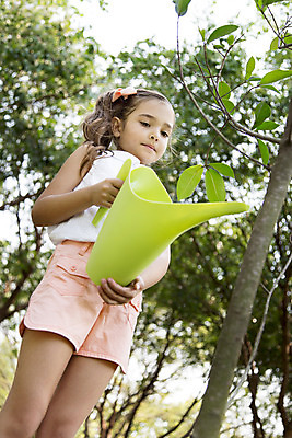 포토 JPG 주간 외국인 나무 해외기획촬영 공원 여자 행복 여유 어린이 캠페인 자연 2014년태국 한명 서기 들기 사람 소녀 잔디 상반신 야외 앞모습 10대 자연보호 그린캠페인 물뿌리개 보호 즐거움 물주기 여자만 여자한명만 소녀만 국내포토 자연요소 식물 1 공공시설 감정 뷰포인트 컨셉 모션 청소년 인종 생태계 어린이만 파일형식