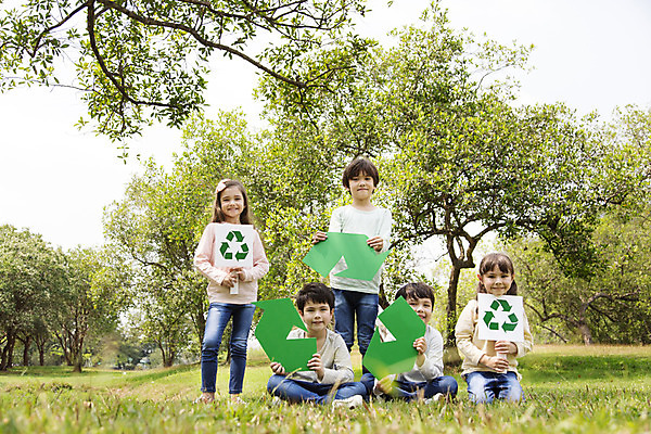 포토 JPG 주간 전신 외국인 나무 해외기획촬영 공원 여자 남자 행복 여유 어린이 자연 2014년태국 서기 미소 들기 사람 앉기 소녀 소년 잔디 여러명 야외 앞모습 10대 친구 재활용 표지판 보호 심볼 즐거움 십대만 국내포토 자연요소 식물 공공시설 감정 뷰포인트 다수 컨셉 관계 모션 청소년 알림판 표정 인종 친환경 생태계 파일형식