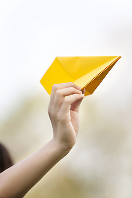 포토 JPG 주간 외국인 해외기획촬영 남자 행복 여유 어린이 날리기 2014년태국 한명 서기 들기 사람 소년 상반신 야외 10대 보호 종이비행기 즐거움 팔 남자만 남자한명만 십대만 십대남자만 십대남자한명만 국내포토 자연요소 1 감정 컨셉 모션 청소년 인종 신체부위 종이접기 파일형식