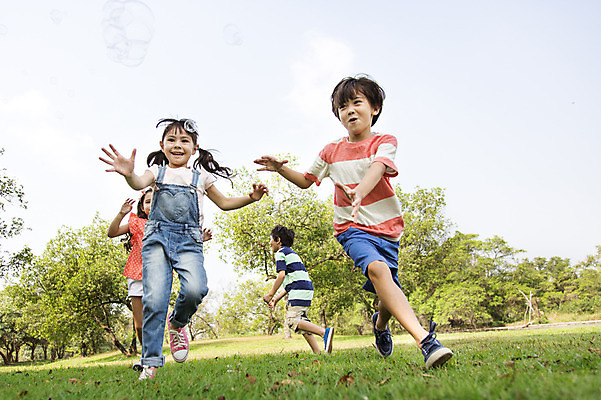포토 JPG 주간 전신 외국인 나무 해외기획촬영 공원 여자 남자 행복 여유 어린이 자연 놀이 2014년태국 사람 소녀 소년 잔디 여러명 야외 앞모습 10대 친구 달리기 비눗방울 즐거움 십대만 국내포토 자연요소 식물 공공시설 감정 뷰포인트 다수 관계 모션 청소년 인종 생태계 파일형식