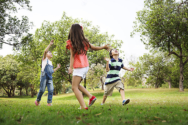 포토 JPG 주간 전신 외국인 나무 해외기획촬영 공원 여자 남자 행복 여유 어린이 자연 놀이 2014년태국 사람 소녀 소년 잔디 여러명 야외 앞모습 뒷모습 10대 친구 달리기 비눗방울 즐거움 십대만 국내포토 자연요소 식물 공공시설 감정 뷰포인트 다수 관계 모션 청소년 인종 생태계 파일형식