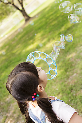 포토 JPG 주간 외국인 해외기획촬영 공원 여자 행복 여유 어린이 자연 놀이 2014년태국 한명 서기 들기 사람 소녀 잔디 상반신 야외 옆모습 10대 비눗방울 불기 즐거움 여자만 여자한명만 소녀만 국내포토 자연요소 식물 1 공공시설 감정 뷰포인트 모션 청소년 인종 생태계 어린이만 파일형식