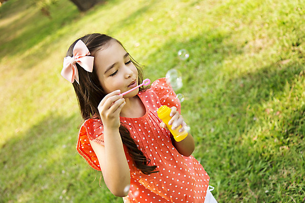 포토 JPG 주간 외국인 해외기획촬영 공원 여자 행복 리본 여유 어린이 자연 놀이 2014년태국 한명 서기 미소 들기 사람 소녀 잔디 상반신 야외 앞모습 10대 비눗방울 불기 즐거움 여자만 여자한명만 소녀만 국내포토 자연요소 식물 1 공공시설 감정 뷰포인트 모션 청소년 표정 인종 생태계 어린이만 파일형식