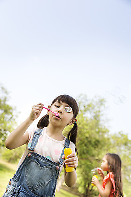 포토 JPG 주간 외국인 나무 해외기획촬영 공원 여자 행복 여유 어린이 놀이 2014년태국 서기 들기 사람 소녀 잔디 상반신 야외 두명 앞모습 옆모습 10대 친구 비눗방울 불기 즐거움 여자만 소녀만 국내포토 자연요소 식물 공공시설 감정 뷰포인트 관계 모션 청소년 인종 어린이만 파일형식