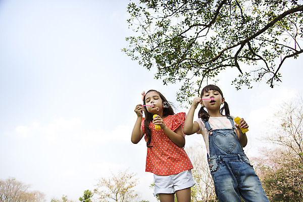 포토 JPG 주간 외국인 나무 해외기획촬영 공원 여자 행복 여유 어린이 자연 놀이 2014년태국 서기 들기 사람 소녀 상반신 야외 두명 앞모습 10대 친구 비눗방울 불기 즐거움 여자만 소녀만 국내포토 자연요소 식물 공공시설 감정 뷰포인트 관계 모션 청소년 인종 생태계 어린이만 파일형식