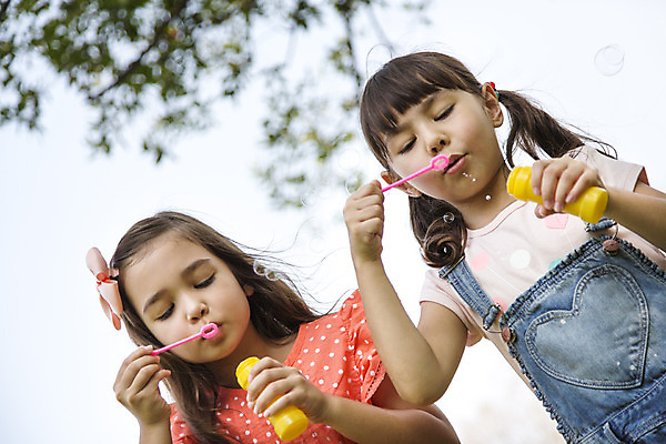 포토 JPG 주간 외국인 나무 해외기획촬영 공원 여자 행복 여유 어린이 자연 놀이 2014년태국 서기 들기 사람 소녀 상반신 야외 두명 앞모습 10대 친구 비눗방울 불기 즐거움 여자만 소녀만 국내포토 자연요소 식물 공공시설 감정 뷰포인트 관계 모션 청소년 인종 생태계 어린이만 파일형식
