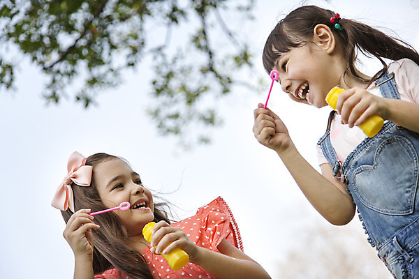 포토 JPG 주간 외국인 나무 해외기획촬영 공원 여자 행복 리본 여유 어린이 자연 놀이 2014년태국 서기 미소 들기 사람 소녀 상반신 야외 두명 앞모습 10대 친구 비눗방울 즐거움 여자만 소녀만 국내포토 자연요소 식물 공공시설 감정 뷰포인트 관계 모션 청소년 표정 인종 생태계 어린이만 파일형식