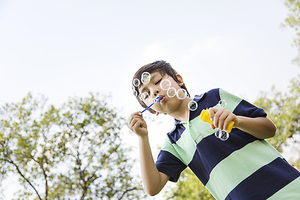 포토 JPG 주간 외국인 나무 해외기획촬영 공원 남자 행복 여유 어린이 자연 놀이 2014년태국 한명 서기 들기 사람 소년 상반신 야외 앞모습 10대 비눗방울 불기 즐거움 남자만 남자한명만 십대만 십대남자만 십대남자한명만 국내포토 자연요소 식물 1 공공시설 감정 뷰포인트 모션 청소년 인종 생태계 파일형식