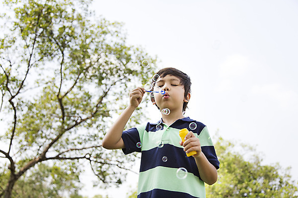 포토 JPG 주간 외국인 나무 해외기획촬영 공원 남자 행복 여유 어린이 자연 놀이 2014년태국 한명 서기 들기 사람 소년 상반신 야외 앞모습 10대 비눗방울 불기 즐거움 남자만 남자한명만 십대만 십대남자만 십대남자한명만 국내포토 자연요소 식물 1 공공시설 감정 뷰포인트 모션 청소년 인종 생태계 파일형식