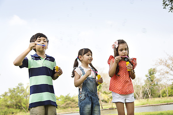 포토 JPG 주간 외국인 나무 해외기획촬영 공원 여자 남자 행복 여유 어린이 자연 놀이 2014년태국 서기 들기 사람 소녀 소년 잔디 상반신 야외 앞모습 10대 세명 친구 비눗방울 불기 즐거움 십대만 국내포토 자연요소 식물 공공시설 감정 뷰포인트 관계 모션 청소년 인종 생태계 파일형식