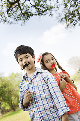 포토 JPG 주간 외국인 나무 해외기획촬영 공원 여자 남자 행복 여유 어린이 자연 놀이 수염 2014년태국 서기 들기 사람 소녀 소년 상반신 야외 두명 앞모습 10대 친구 장난감 막대기 입술 즐거움 십대만 국내포토 자연요소 식물 공공시설 감정 뷰포인트 관계 모션 청소년 인종 신체부위 생태계 파일형식