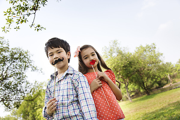 포토 JPG 주간 외국인 나무 해외기획촬영 공원 여자 남자 행복 여유 어린이 자연 놀이 수염 2014년태국 서기 들기 사람 소녀 소년 상반신 야외 두명 앞모습 10대 친구 장난감 막대기 입술 즐거움 십대만 국내포토 자연요소 식물 공공시설 감정 뷰포인트 관계 모션 청소년 인종 신체부위 생태계 파일형식