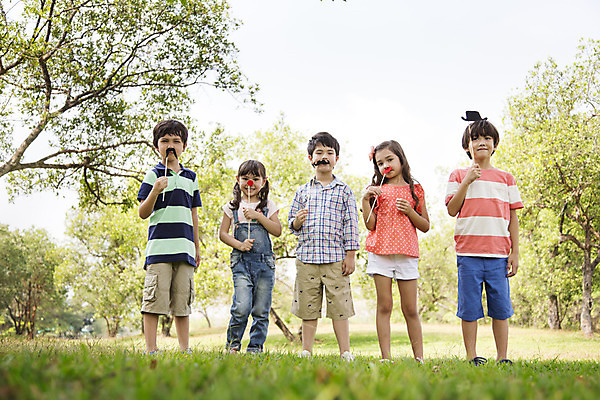 포토 JPG 주간 전신 외국인 나무 해외기획촬영 모자 공원 여자 남자 행복 여유 어린이 자연 놀이 수염 2014년태국 서기 들기 사람 소녀 소년 잔디 여러명 야외 앞모습 10대 친구 장난감 막대기 빨간코 입술 즐거움 십대만 국내포토 자연요소 식물 잡화 공공시설 감정 뷰포인트 다수 관계 모션 청소년 인종 신체부위 생태계 파일형식