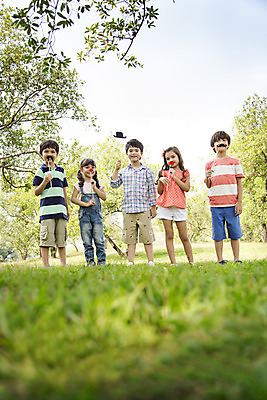 포토 JPG 주간 전신 외국인 나무 해외기획촬영 모자 공원 여자 남자 행복 여유 어린이 자연 놀이 수염 2014년태국 서기 미소 들기 사람 소녀 소년 잔디 여러명 야외 앞모습 10대 친구 장난감 막대기 빨간코 입술 즐거움 십대만 국내포토 자연요소 식물 잡화 공공시설 감정 뷰포인트 다수 관계 모션 청소년 표정 인종 신체부위 생태계 파일형식