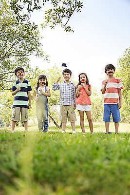 포토 JPG 주간 전신 외국인 나무 해외기획촬영 모자 공원 여자 남자 행복 여유 어린이 자연 놀이 수염 2014년태국 서기 미소 들기 사람 소녀 소년 잔디 여러명 야외 앞모습 10대 친구 장난감 막대기 빨간코 입술 즐거움 십대만 국내포토 자연요소 식물 잡화 공공시설 감정 뷰포인트 다수 관계 모션 청소년 표정 인종 신체부위 생태계 파일형식