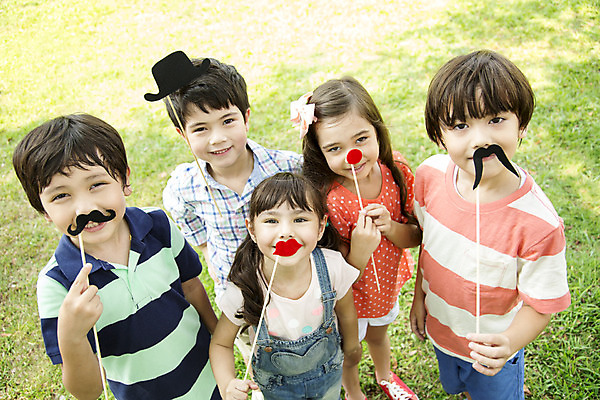 포토 JPG 주간 외국인 나무 해외기획촬영 모자 공원 여자 남자 행복 여유 어린이 자연 놀이 수염 2014년태국 서기 미소 들기 사람 소녀 소년 잔디 여러명 상반신 야외 앞모습 10대 친구 하이앵글 장난감 막대기 빨간코 입술 즐거움 십대만 국내포토 자연요소 식물 잡화 공공시설 감정 뷰포인트 다수 관계 모션 청소년 표정 인종 신체부위 생태계 파일형식
