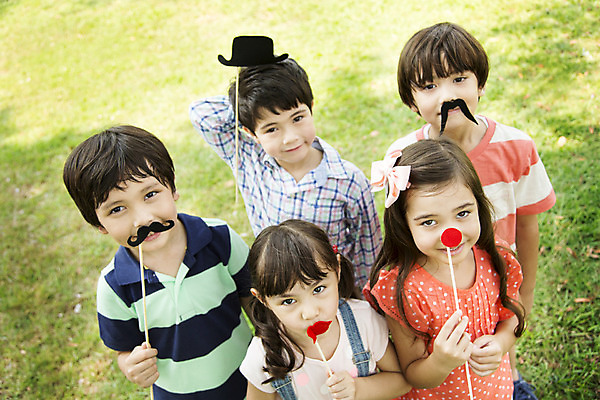 포토 JPG 주간 외국인 해외기획촬영 모자 공원 여자 남자 행복 여유 어린이 자연 놀이 수염 2014년태국 서기 미소 들기 사람 소녀 소년 잔디 여러명 상반신 야외 앞모습 10대 친구 장난감 막대기 빨간코 입술 즐거움 십대만 국내포토 자연요소 식물 잡화 공공시설 감정 뷰포인트 다수 관계 모션 청소년 표정 인종 신체부위 생태계 파일형식