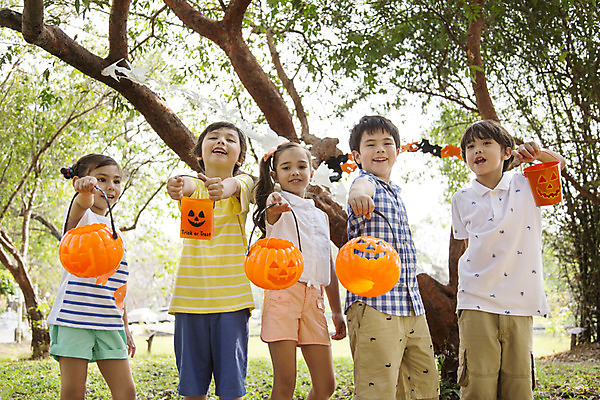 포토 JPG 주간 외국인 나무 해외기획촬영 공원 여자 남자 행복 여유 어린이 자연 2014년태국 서기 미소 들기 사람 소녀 소년 잔디 여러명 상반신 야외 앞모습 10대 친구 할로윈 즐거움 사탕바구니 십대만 국내포토 자연요소 식물 공공시설 감정 뷰포인트 다수 관계 모션 청소년 표정 사탕 인종 바구니 생태계 파일형식