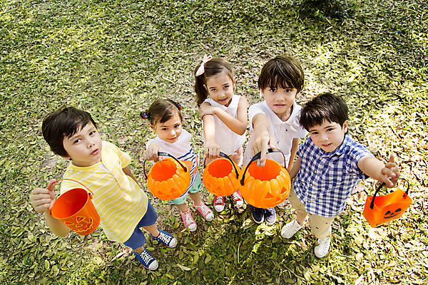 포토 JPG 주간 전신 외국인 해외기획촬영 공원 여자 남자 행복 여유 어린이 자연 2014년태국 서기 들기 사람 소녀 소년 잔디 여러명 야외 앞모습 10대 친구 하이앵글 할로윈 즐거움 사탕바구니 십대만 국내포토 자연요소 식물 공공시설 감정 뷰포인트 다수 관계 모션 청소년 사탕 인종 바구니 생태계 파일형식