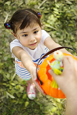 포토 JPG 주간 전신 외국인 해외기획촬영 공원 여자 행복 여유 어린이 자연 사탕 2014년태국 한명 서기 들기 사람 소녀 잔디 야외 앞모습 10대 하이앵글 할로윈 즐거움 주기 사탕바구니 여자만 여자한명만 소녀만 국내포토 자연요소 식물 1 공공시설 감정 뷰포인트 모션 청소년 디저트 인종 바구니 생태계 어린이만 파일형식