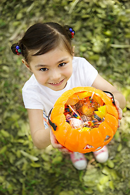 포토 JPG 주간 전신 외국인 해외기획촬영 공원 여자 행복 여유 어린이 자연 사탕 2014년태국 한명 서기 미소 들기 사람 소녀 잔디 야외 앞모습 10대 하이앵글 할로윈 즐거움 사탕바구니 여자만 여자한명만 소녀만 국내포토 자연요소 식물 1 공공시설 감정 뷰포인트 모션 청소년 디저트 표정 인종 바구니 생태계 어린이만 파일형식