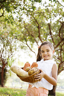 포토 JPG 주간 외국인 나무 해외기획촬영 공원 여자 행복 여유 어린이 채소 자연 2014년태국 한명 서기 미소 들기 사람 소녀 상반신 야외 앞모습 10대 농장 바구니 당근 체험학습 즐거움 여자만 여자한명만 소녀만 국내포토 자연요소 식물 1 공공시설 감정 뷰포인트 농업 모션 청소년 뿌리채소 표정 인종 체험 생태계 어린이만 파일형식