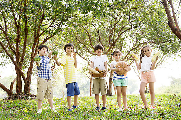 포토 JPG 주간 전신 외국인 나무 해외기획촬영 공원 여자 남자 행복 여유 어린이 채소 자연 2014년태국 서기 미소 들기 사람 소녀 소년 잔디 여러명 야외 앞모습 10대 친구 바구니 체험학습 즐거움 십대만 국내포토 자연요소 식물 공공시설 감정 뷰포인트 다수 관계 모션 청소년 표정 인종 체험 생태계 파일형식