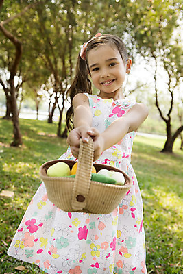 포토 JPG 주간 외국인 나무 해외기획촬영 공원 여자 행복 여유 어린이 채소 자연 2014년태국 한명 서기 미소 들기 사람 소녀 잔디 상반신 야외 앞모습 10대 바구니 체험학습 즐거움 주기 여자만 여자한명만 소녀만 국내포토 자연요소 식물 1 공공시설 감정 뷰포인트 모션 청소년 표정 인종 체험 생태계 어린이만 파일형식