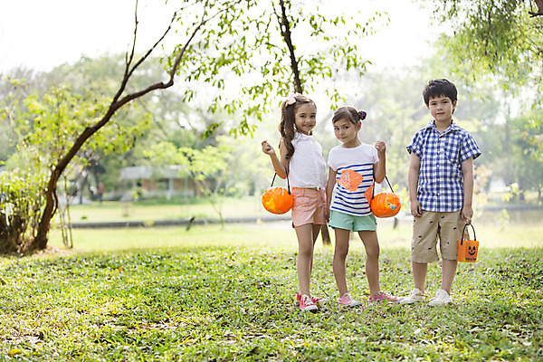 포토 JPG 주간 전신 외국인 나무 해외기획촬영 공원 여자 남자 행복 여유 어린이 자연 2014년태국 미소 들기 사람 소녀 소년 잔디 야외 앞모습 10대 세명 친구 걷기 할로윈 즐거움 사탕바구니 십대만 국내포토 자연요소 식물 공공시설 감정 뷰포인트 관계 모션 청소년 표정 사탕 인종 바구니 생태계 파일형식