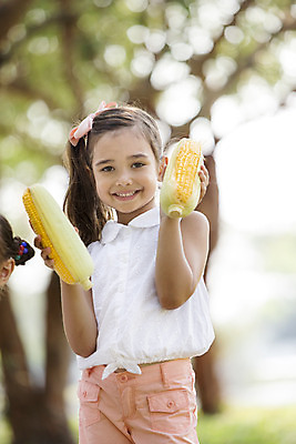 포토 JPG 주간 외국인 해외기획촬영 여자 행복 여유 어린이 채소 2014년태국 옥수수 한명 서기 미소 들기 사람 소녀 상반신 야외 앞모습 아웃포커스 10대 즐거움 여자만 여자한명만 소녀만 국내포토 자연요소 1 감정 뷰포인트 모션 청소년 곡류 촬영기법 표정 인종 어린이만 파일형식