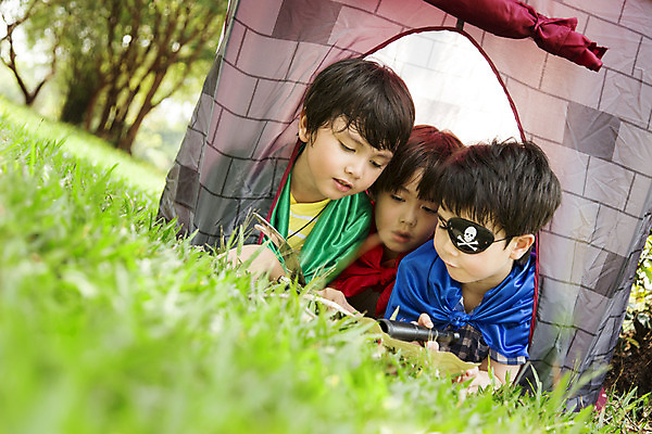 포토 JPG 주간 외국인 해외기획촬영 공원 남자 행복 여유 어린이 엎드리기 자연 놀이 텐트 2014년태국 사람 소년 잔디 상반신 야외 앞모습 10대 세명 친구 망원경 즐거움 해적 해적놀이 소꿉놀이 안대 남자만 소년만 국내포토 자연요소 식물 공공시설 감정 뷰포인트 관계 모션 청소년 캠핑도구 인종 도둑 생태계 어린이만 파일형식