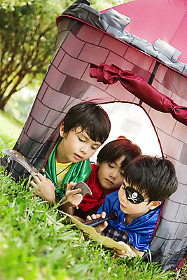 포토 JPG 주간 외국인 해외기획촬영 공원 남자 행복 여유 어린이 엎드리기 자연 놀이 텐트 2014년태국 사람 소년 잔디 상반신 야외 앞모습 10대 세명 친구 장난감 칼 즐거움 해적 해적놀이 소꿉놀이 보물지도 안대 남자만 소년만 국내포토 자연요소 식물 공공시설 감정 뷰포인트 지도 관계 모션 청소년 캠핑도구 인종 도둑 생태계 어린이만 파일형식