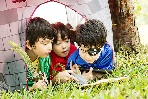 포토 JPG 주간 외국인 해외기획촬영 남자 행복 여유 어린이 엎드리기 자연 놀이 텐트 2014년태국 사람 소년 잔디 상반신 야외 앞모습 10대 세명 친구 장난감 칼 즐거움 해적놀이 소꿉놀이 보물지도 안대 남자만 소년만 국내포토 자연요소 식물 감정 뷰포인트 지도 관계 모션 청소년 캠핑도구 인종 생태계 해적 어린이만 파일형식