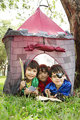 포토 JPG 주간 외국인 나무 해외기획촬영 공원 남자 행복 여유 어린이 엎드리기 자연 놀이 텐트 2014년태국 미소 사람 소년 잔디 상반신 야외 앞모습 10대 세명 친구 장난감 칼 즐거움 해적놀이 소꿉놀이 보물지도 안대 남자만 소년만 국내포토 자연요소 식물 공공시설 감정 뷰포인트 지도 관계 모션 청소년 표정 캠핑도구 인종 생태계 해적 어린이만 파일형식