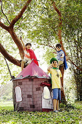 포토 JPG 주간 전신 외국인 나무 해외기획촬영 공원 남자 행복 여유 어린이 자연 놀이 텐트 2014년태국 서기 사람 앉기 소년 잔디 야외 10대 세명 친구 장난감 망원경 칼 망토 즐거움 해적놀이 소꿉놀이 안대 남자만 소년만 국내포토 자연요소 식물 공공시설 감정 관계 모션 청소년 캠핑도구 인종 생태계 해적 어린이만 파일형식