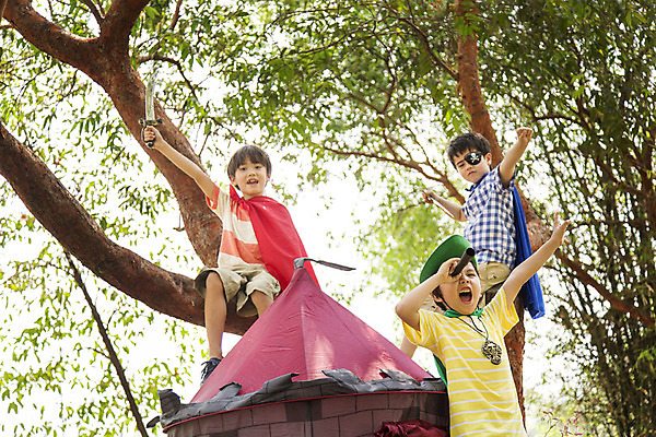 포토 JPG 주간 전신 외국인 나무 해외기획촬영 공원 남자 행복 여유 어린이 자연 놀이 텐트 2014년태국 서기 들기 사람 앉기 손짓 소년 잔디 상반신 야외 10대 세명 친구 장난감 망원경 칼 망토 즐거움 해적놀이 소꿉놀이 손뻗기 안대 남자만 소년만 국내포토 자연요소 식물 공공시설 감정 관계 모션 청소년 캠핑도구 인종 생태계 해적 어린이만 파일형식