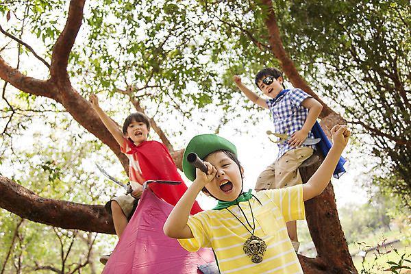 포토 JPG 주간 외국인 나무 해외기획촬영 공원 남자 행복 여유 어린이 자연 놀이 텐트 2014년태국 서기 들기 사람 앉기 손짓 소년 잔디 상반신 야외 앞모습 10대 세명 친구 장난감 망원경 칼 망토 즐거움 해적놀이 소꿉놀이 손뻗기 안대 남자만 소년만 국내포토 자연요소 식물 공공시설 감정 뷰포인트 관계 모션 청소년 캠핑도구 인종 생태계 해적 어린이만 파일형식