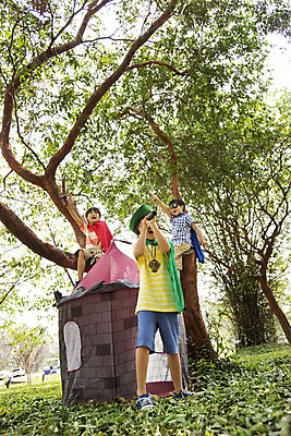 포토 JPG 주간 전신 외국인 나무 해외기획촬영 공원 남자 행복 여유 어린이 자연 놀이 텐트 2014년태국 서기 들기 사람 앉기 소년 잔디 야외 앞모습 10대 세명 친구 장난감 망원경 칼 즐거움 해적놀이 소꿉놀이 안대 남자만 소년만 국내포토 자연요소 식물 공공시설 감정 뷰포인트 관계 모션 청소년 캠핑도구 인종 생태계 해적 어린이만 파일형식