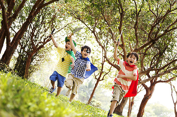 포토 JPG 주간 전신 외국인 나무 해외기획촬영 공원 남자 행복 여유 어린이 자연 놀이 2014년태국 들기 사람 소년 잔디 야외 앞모습 10대 세명 친구 장난감 달리기 망원경 칼 망토 즐거움 해적놀이 소꿉놀이 안대 남자만 소년만 국내포토 자연요소 식물 공공시설 감정 뷰포인트 관계 모션 청소년 인종 생태계 해적 어린이만 파일형식