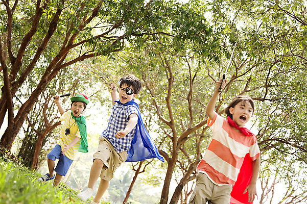 포토 JPG 주간 전신 외국인 나무 해외기획촬영 공원 남자 행복 여유 어린이 자연 놀이 2014년태국 미소 들기 사람 소년 잔디 야외 앞모습 10대 세명 친구 장난감 달리기 망원경 칼 망토 즐거움 해적놀이 소꿉놀이 안대 남자만 소년만 국내포토 자연요소 식물 공공시설 감정 뷰포인트 관계 모션 청소년 표정 인종 생태계 해적 어린이만 파일형식