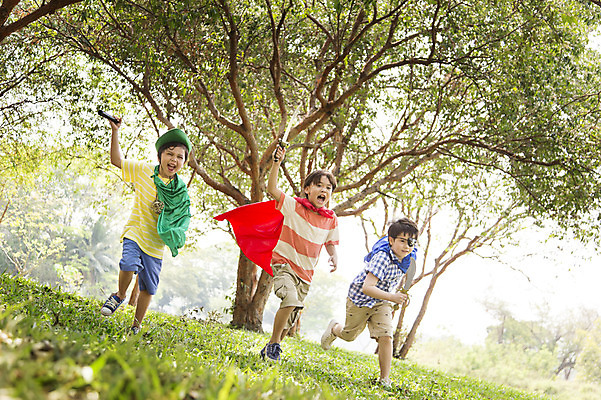 포토 JPG 주간 전신 외국인 나무 해외기획촬영 공원 남자 행복 여유 어린이 자연 놀이 2014년태국 들기 사람 소년 잔디 야외 앞모습 10대 세명 친구 장난감 달리기 망원경 칼 망토 즐거움 해적놀이 소꿉놀이 안대 남자만 소년만 국내포토 자연요소 식물 공공시설 감정 뷰포인트 관계 모션 청소년 인종 생태계 해적 어린이만 파일형식