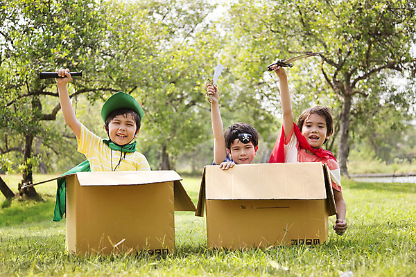 포토 JPG 주간 외국인 나무 해외기획촬영 공원 남자 행복 여유 어린이 자연 놀이 2014년태국 들기 사람 앉기 소년 잔디 상반신 야외 앞모습 10대 세명 친구 상자 장난감 망원경 칼 망토 즐거움 해적놀이 소꿉놀이 안대 남자만 소년만 국내포토 자연요소 식물 공공시설 감정 뷰포인트 관계 모션 청소년 인종 생태계 해적 어린이만 파일형식