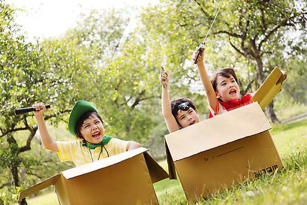 포토 JPG 주간 외국인 나무 해외기획촬영 공원 남자 행복 여유 어린이 자연 놀이 2014년태국 미소 들기 사람 앉기 소년 잔디 상반신 야외 앞모습 10대 세명 친구 상자 장난감 망원경 칼 망토 즐거움 해적놀이 소꿉놀이 남자만 소년만 국내포토 자연요소 식물 공공시설 감정 뷰포인트 관계 모션 청소년 표정 인종 생태계 해적 어린이만 파일형식