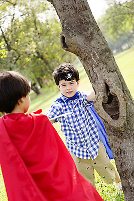 포토 JPG 주간 외국인 나무 해외기획촬영 공원 남자 행복 여유 어린이 자연 놀이 2014년태국 서기 미소 들기 사람 소년 잔디 상반신 야외 두명 앞모습 뒷모습 10대 친구 장난감 칼 망토 즐거움 해적놀이 소꿉놀이 안대 남자만 소년만 국내포토 자연요소 식물 공공시설 감정 뷰포인트 관계 모션 청소년 표정 인종 생태계 해적 어린이만 파일형식