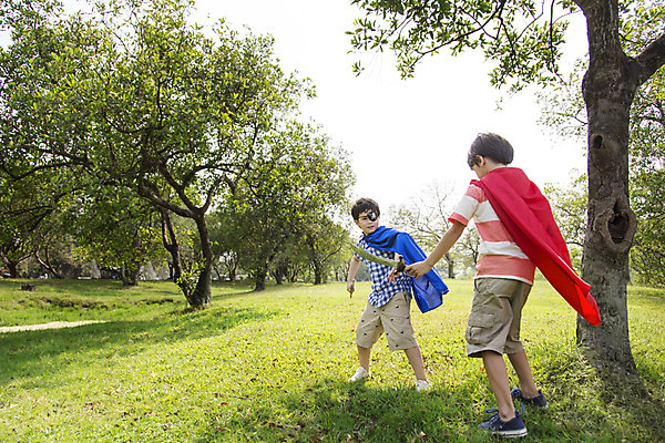 포토 JPG 주간 전신 외국인 나무 해외기획촬영 공원 남자 행복 여유 어린이 자연 놀이 2014년태국 서기 들기 사람 소년 잔디 야외 두명 앞모습 뒷모습 10대 친구 장난감 칼 망토 즐거움 해적놀이 소꿉놀이 안대 남자만 소년만 국내포토 자연요소 식물 공공시설 감정 뷰포인트 관계 모션 청소년 인종 생태계 해적 어린이만 파일형식
