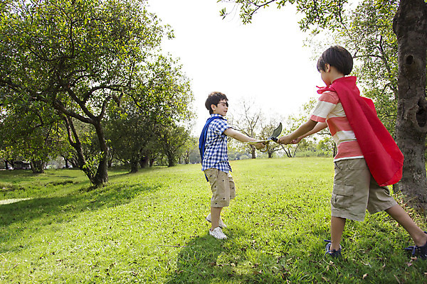 포토 JPG 주간 전신 외국인 나무 해외기획촬영 공원 남자 행복 여유 어린이 자연 놀이 2014년태국 서기 들기 사람 소년 잔디 야외 두명 옆모습 10대 친구 장난감 칼 망토 즐거움 해적놀이 소꿉놀이 안대 남자만 소년만 국내포토 자연요소 식물 공공시설 감정 뷰포인트 관계 모션 청소년 인종 생태계 해적 어린이만 파일형식