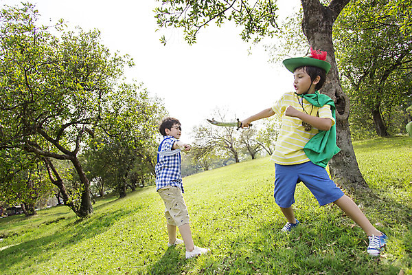 포토 JPG 주간 전신 외국인 나무 해외기획촬영 모자 공원 남자 행복 여유 어린이 자연 놀이 2014년태국 서기 들기 사람 소년 잔디 야외 두명 옆모습 10대 친구 장난감 칼 망토 즐거움 해적놀이 소꿉놀이 안대 남자만 소년만 국내포토 자연요소 식물 잡화 공공시설 감정 뷰포인트 관계 모션 청소년 인종 생태계 해적 어린이만 파일형식